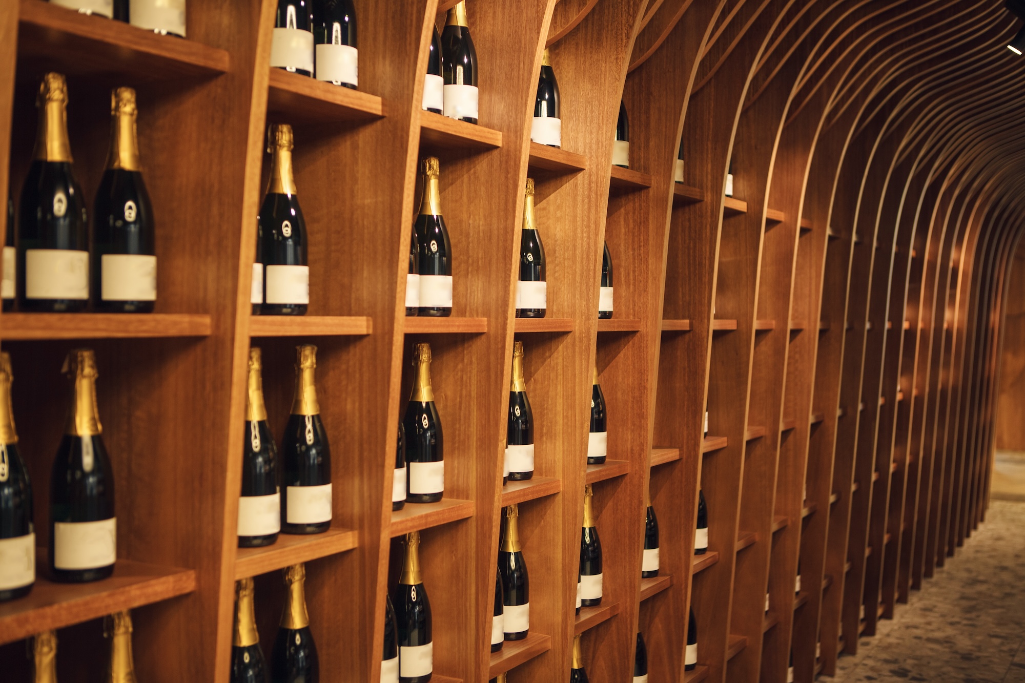 Digitale Preisschilder im Weinladen